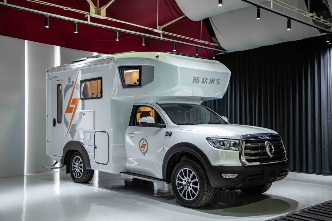 為什么覽眾房車要采用玻璃鋼“三明治”車身結(jié)構(gòu)？